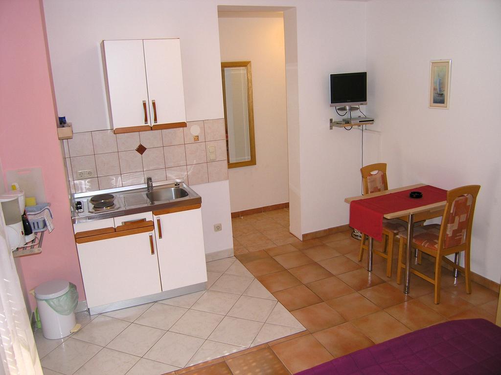 Apartments Kristina Krk Town Exterior photo