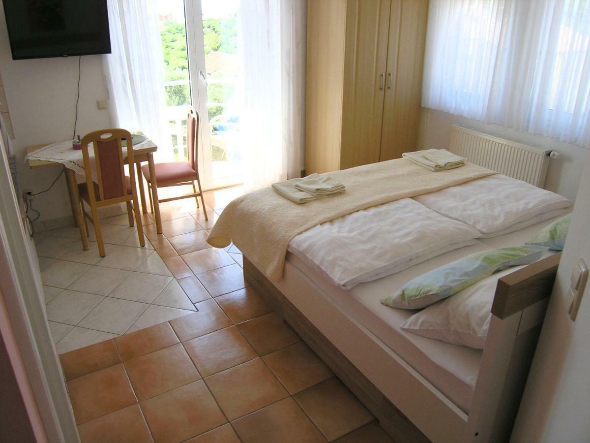 Apartments Kristina Krk Town Exterior photo